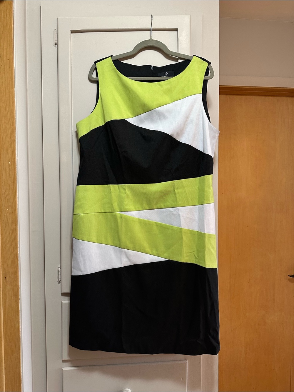 Ronni Nicole Sleeveless Colorblock Shift Dress in Lime, Black & White 16 W